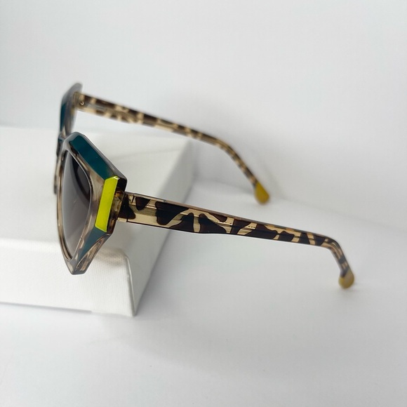 Stylish Leopard Print Sunglasses - Picture 3 of 3